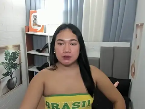 TsUncutKaren live sex cam