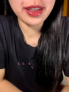 Uyennii02 live sex cam