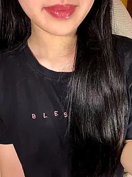 Uyennii02 live sex cam