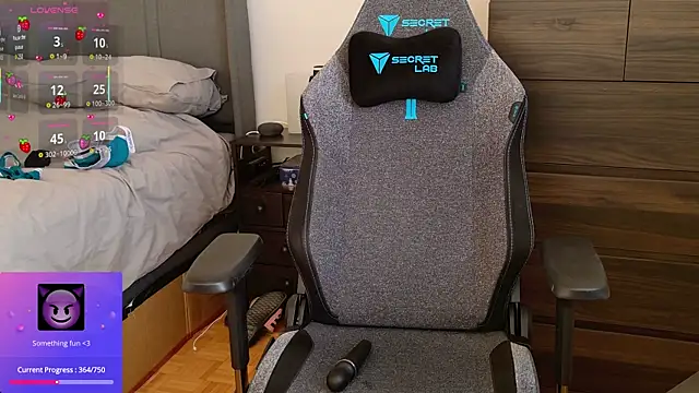 strawberryyfoxie live sex cam