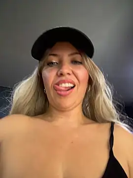 IsaSantoDomingo's cam snapshot