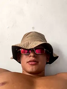 Babyalienqm's cam snapshot