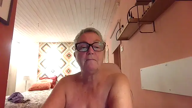 Mystery-Grandmother's cam snapshot