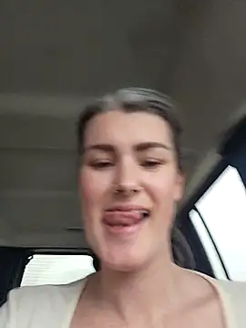 Lilmissvyx live sex cam