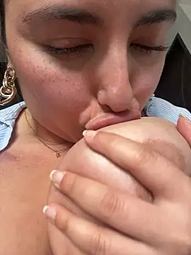 sukhakunis1 live sex cam