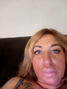 MiaMooly live sex cam