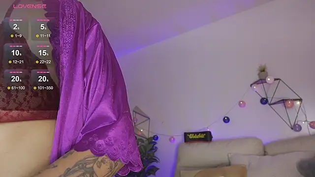 Enola_Holmes_'s cam snapshot