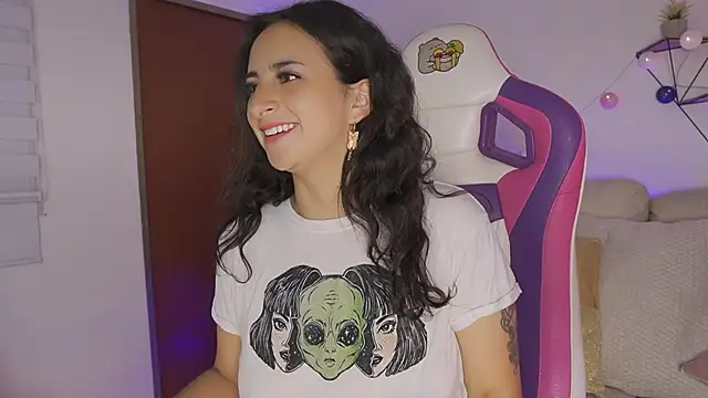 Enola_Holmes_'s cam snapshot