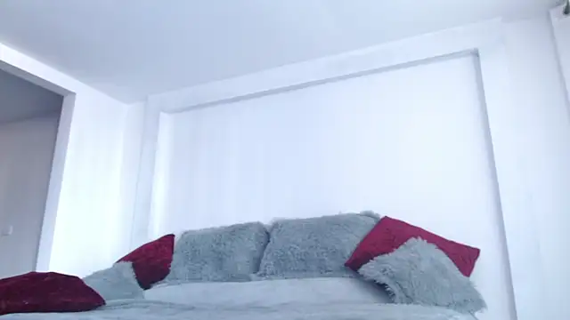 caroline_spanky live sex cam
