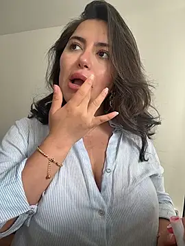 sukhakunis1 live sex cam