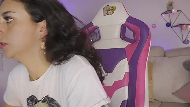 Enola_Holmes_'s cam snapshot