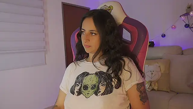 Enola_Holmes_'s cam snapshot