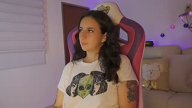 Enola_Holmes_'s cam snapshot