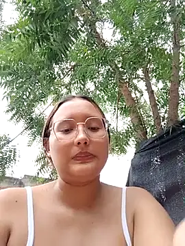 young_dairy01's cam snapshot