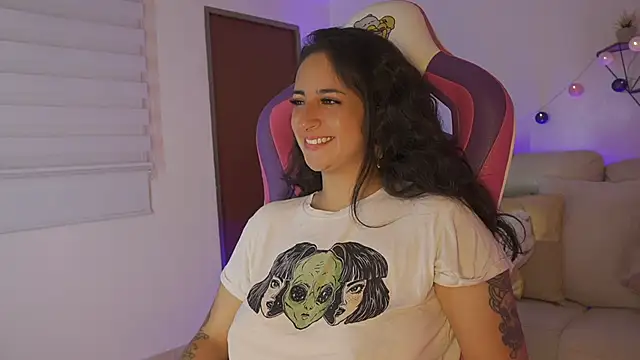 Enola_Holmes_'s cam snapshot