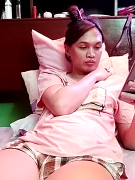 QueenSoreal live sex cam