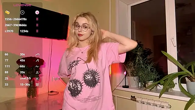 LatanyaRein live sex cam