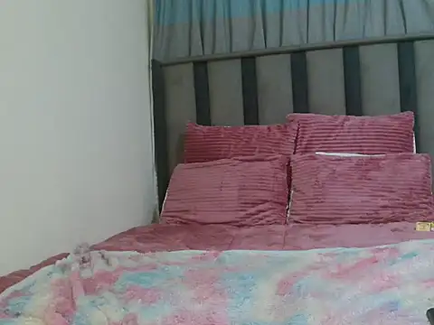 PrettyWeird's cam snapshot