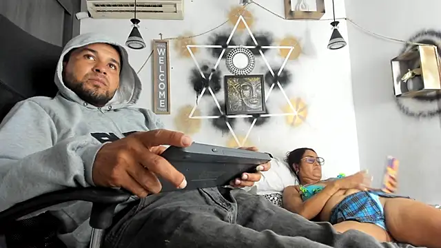 StephaniaAndRandy's cam snapshot