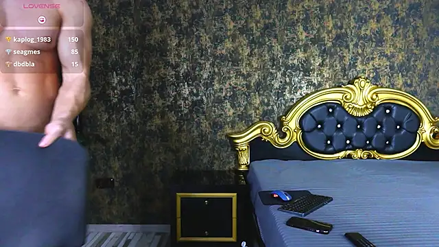 AaronMuscle live sex cam