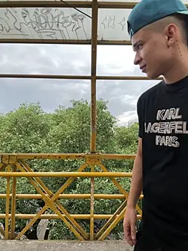 outdoors11 live sex cam