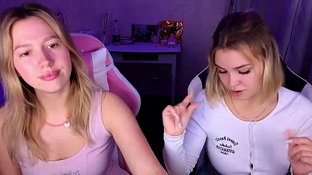 stefany_and_bettany's cam snapshot