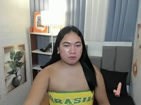 TsUncutKaren live sex cam