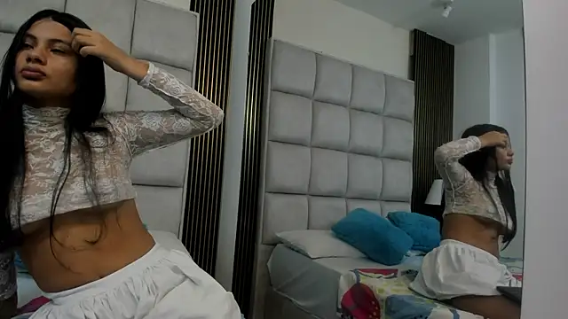 Sarah-Young1's cam snapshot