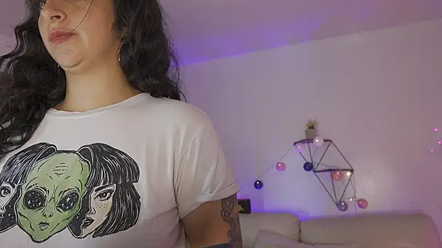 Enola_Holmes_'s cam snapshot