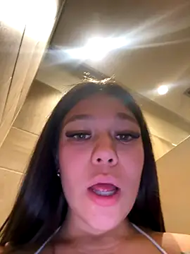 Alyshanon18's cam snapshot