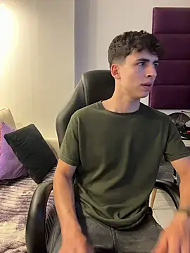 AdrianRinaldi live sex cam