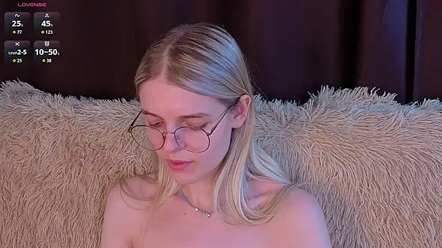 MonicaShiny's cam snapshot