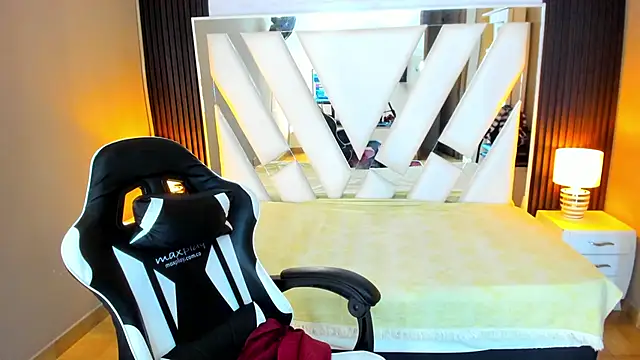 Linda4Petite live sex cam