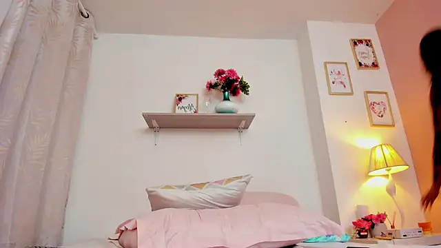 LauraRaider's cam snapshot