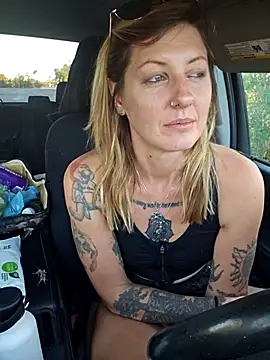 SheIsSomething live sex cam