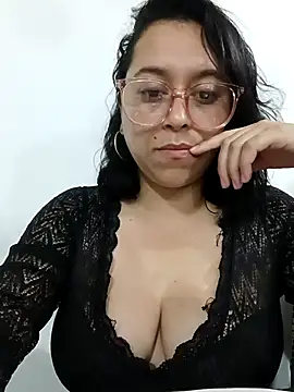 Caroline-17 live sex cam