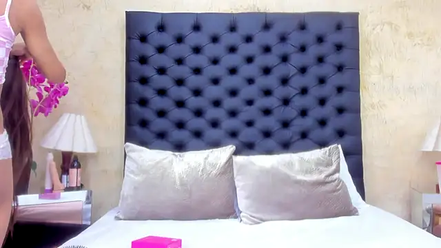 NahomiWhitel live sex cam