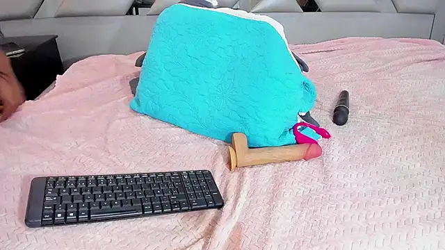 Nahomi-Hill live sex cam