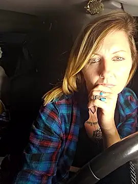 SheIsSomething live sex cam