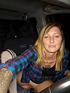 SheIsSomething live sex cam