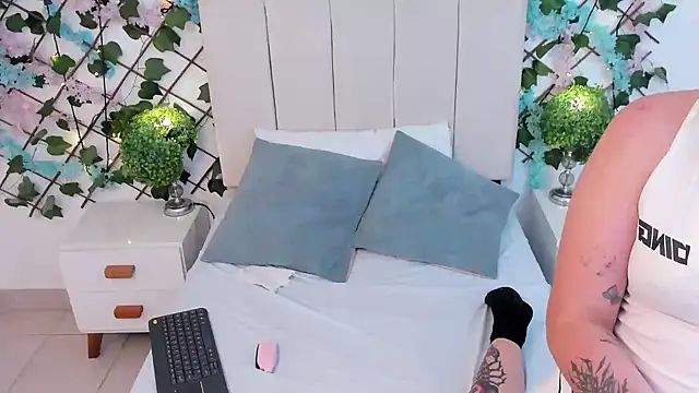 CharlotteBlossom's cam snapshot