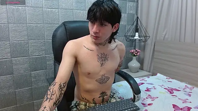 Iantwink18 live sex cam