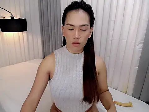 Xhugejerkingtrans live sex cam