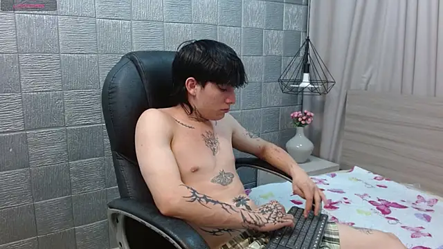 Iantwink18 live sex cam