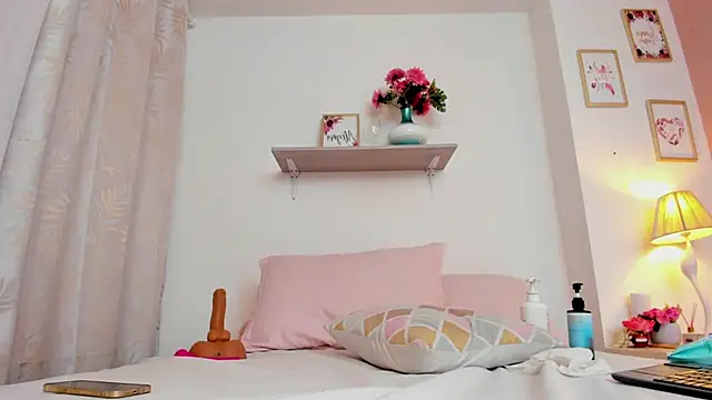 LauraRaider live sex cam