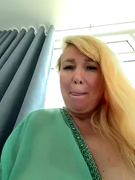 EmmaInLove23 live sex cam