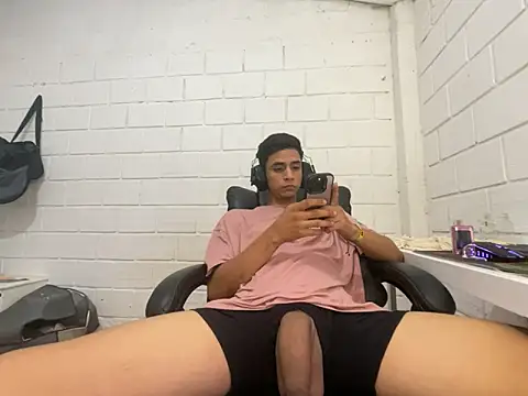 Max_TheHorseDick live sex cam