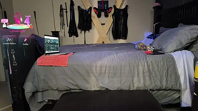 MacabreCouple live sex cam