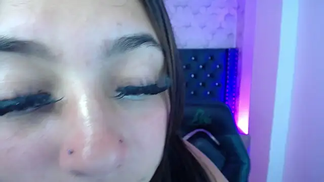 emmily_m1_'s cam snapshot