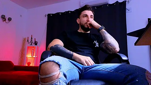 MightyAaron66 live sex cam